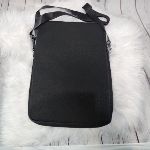 ♥️Guess Lap top Bag - Picture 2 of 4